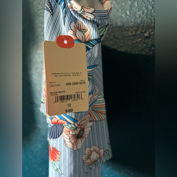 St. John’s Bay swim tank top - Picture 2 of 5